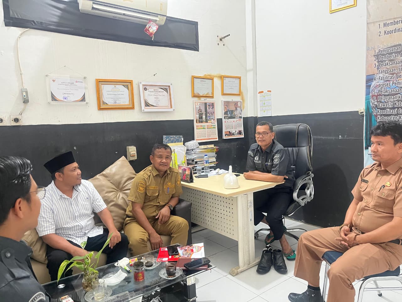 KESBANGPOL MENGHADIRI KEGIATAN PODCAST DI BAWASLU KAB. PESISIR SELATAN