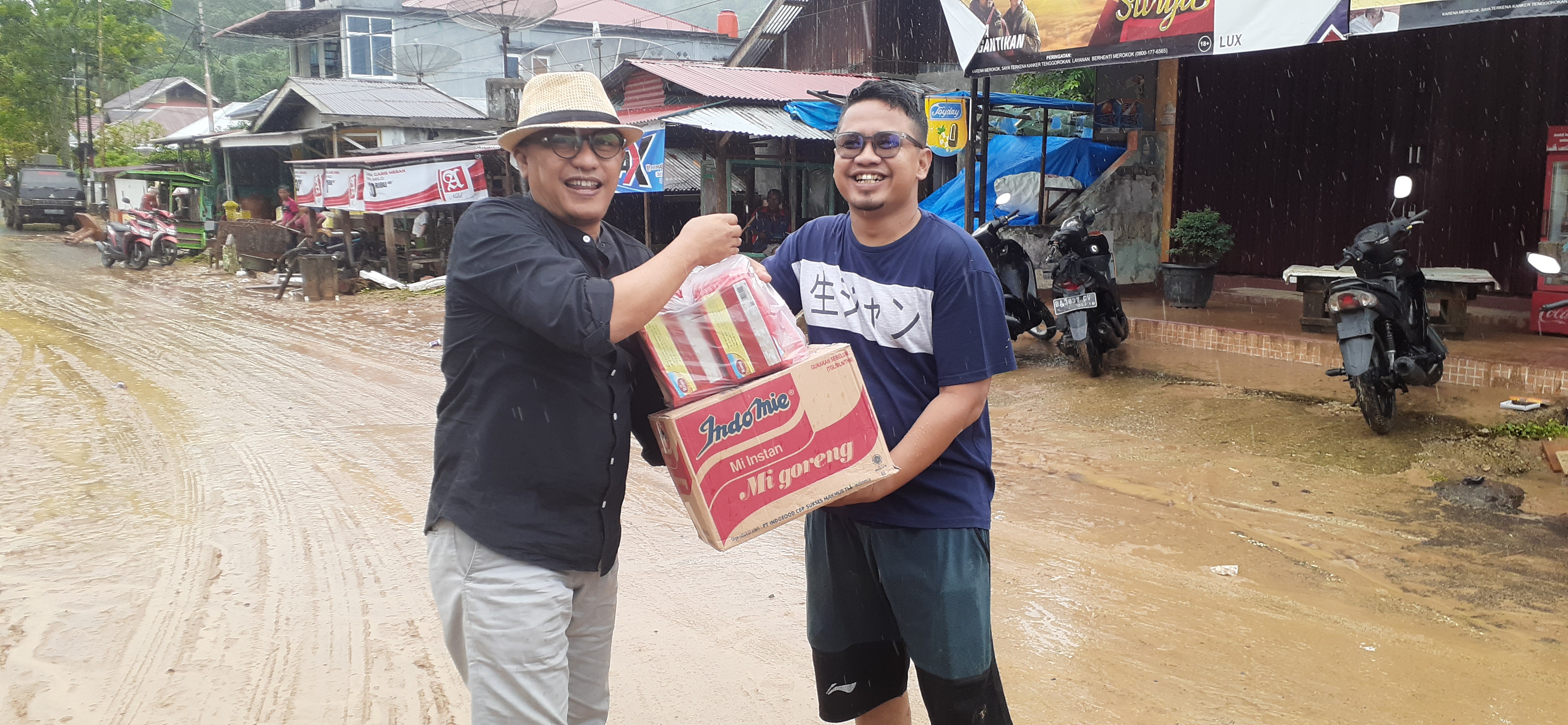 BADAN KESBANGPOL SALURKAN BANTUAN UNTUK KORBAN BANJIR PESSEL