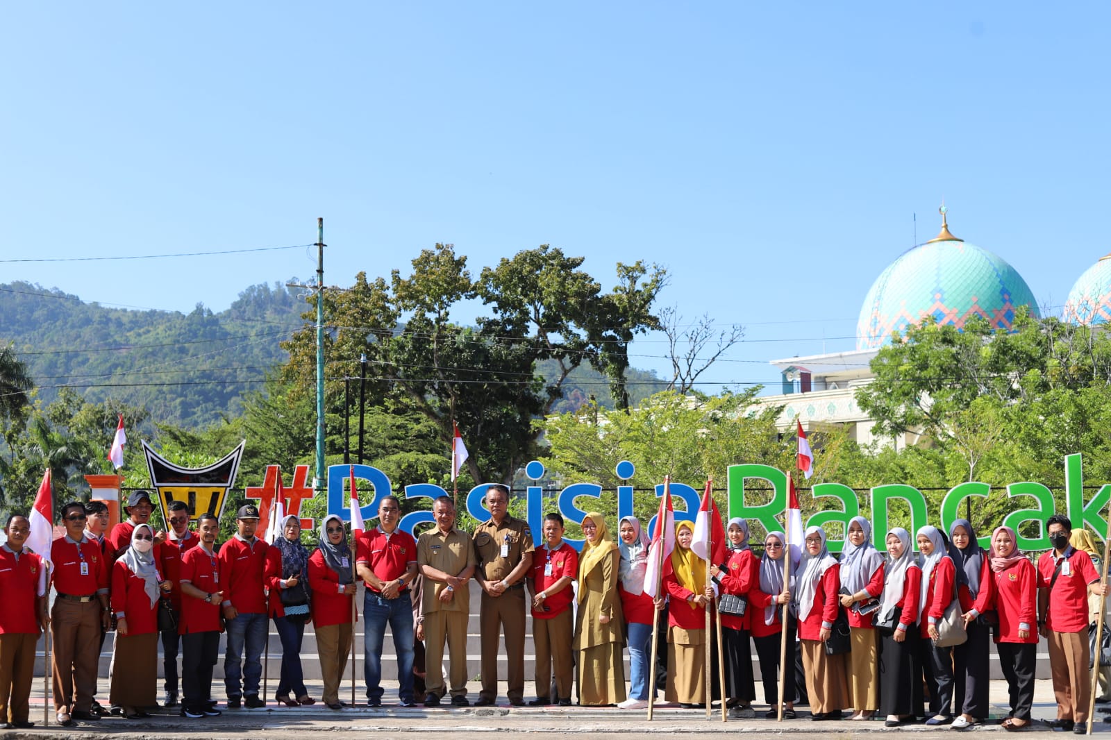 BADAN KESBANGPOL PESSEL GERAKAN PEMBAGIAN 10 JT BENDERA MERAH PUTIH HUT RI KE-77 BERSAMA BAPAK BUPAT