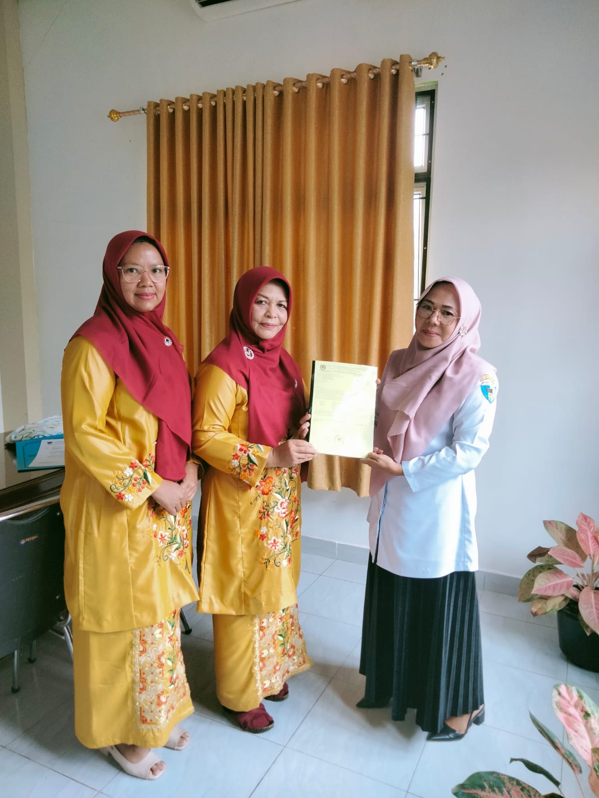 Penyerahan Surat Pencatatan Keberadaan Ormas Himpunan Wanita Karya