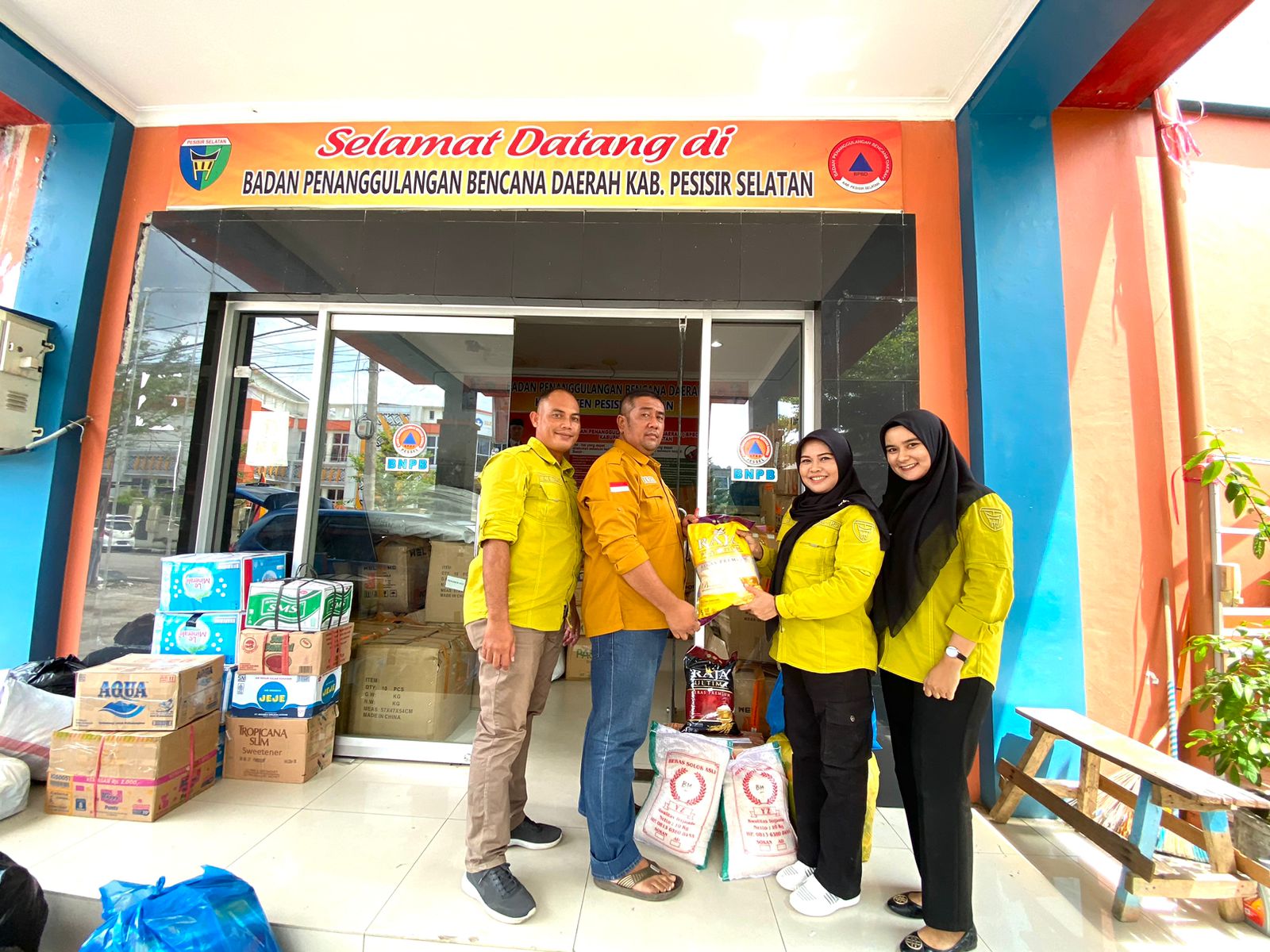 BADAN KESBANGPOL SALURKAN BANTUAN KE BPBD UNTUK KORBAN BENCANA ALAM DI AGAM