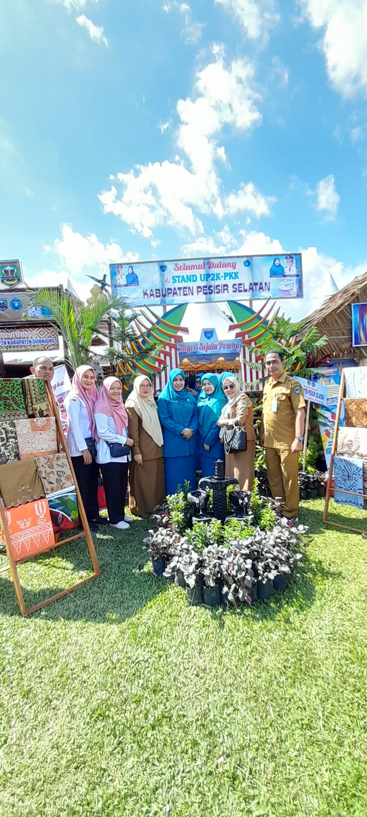 BADAN KESBANGPOL PESSEL MENGHADIRI JAMBORE KADER PKK BERPRETASI KE XIX DI LUBUK BASUNG